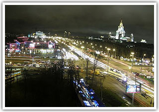Ломоносовский проспект, вдали слева - здание Фундаментальной библиотеки МГУ