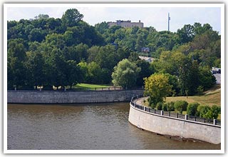 Устье Сетуни, за деревьями - Сетуньский мост